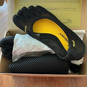 Vibram FiveFingers VI-B Black, women’s size 38 / 7-7.5, NEW in box!